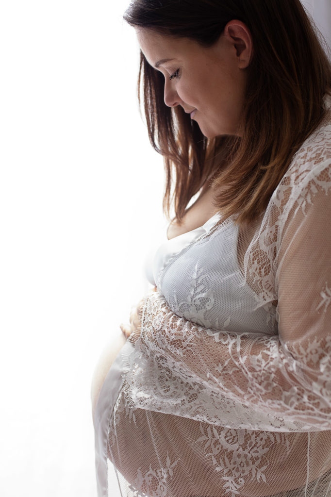 Farnham pregnant lady in maternity photo shoot